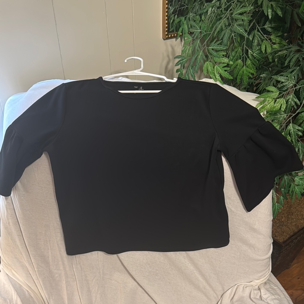 Stylish Black Gap top w ruffle sleeves size medium